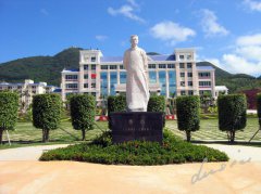 鲁迅雕像：一代文豪的精神印记